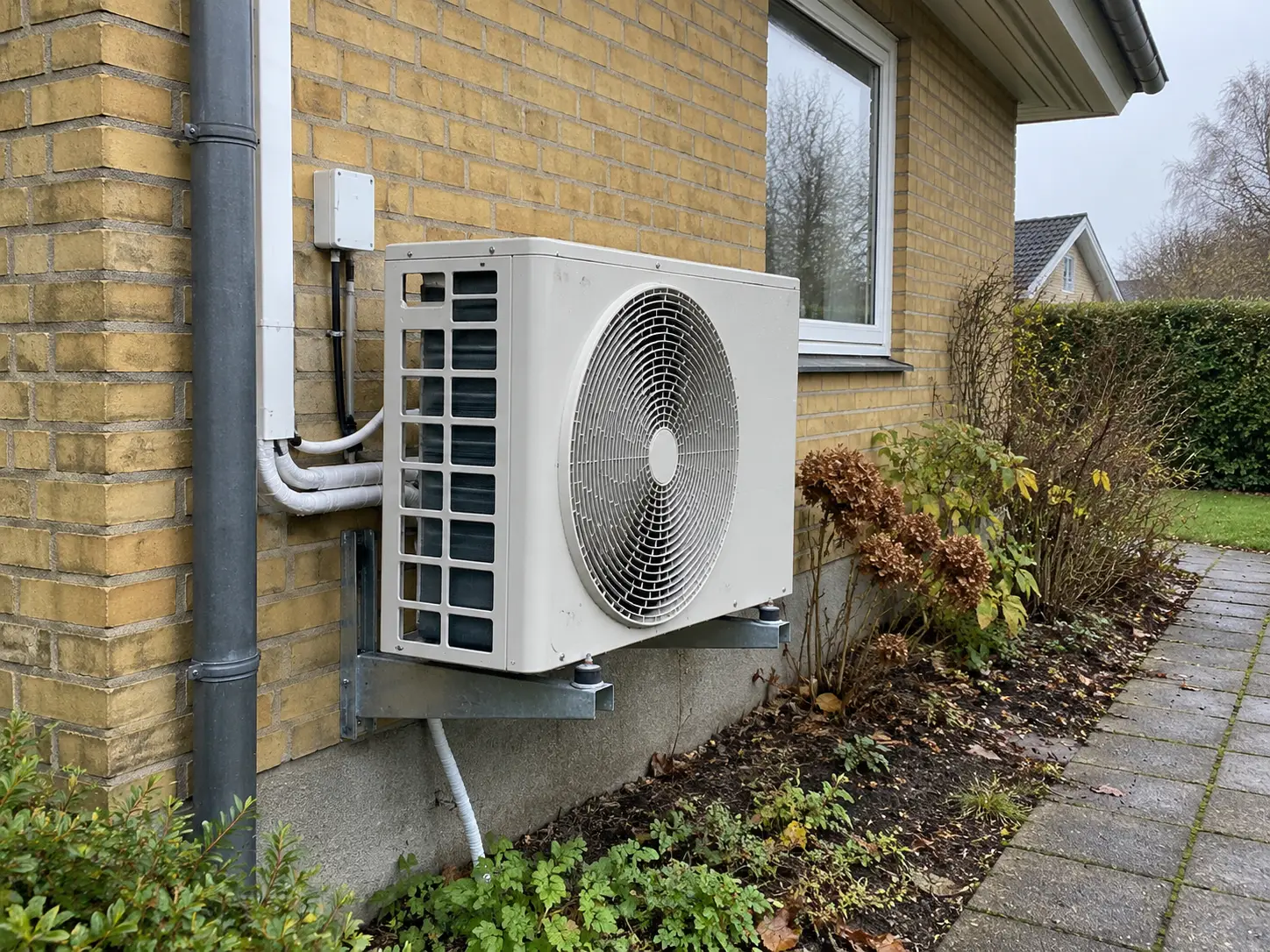 Færdigmonteret varmepumpe ved et dansk parcelhus